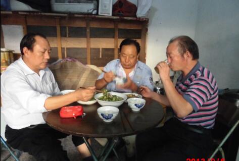 杨连群人民警察退休加入普法志愿团队为民普法